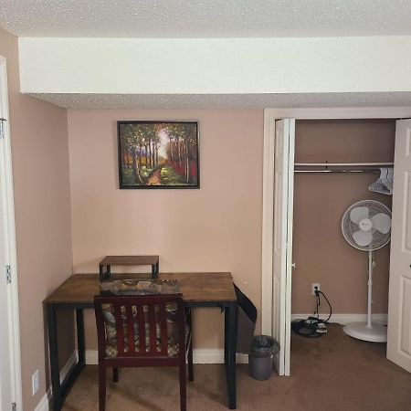Cozy Home With Comfortable Beds And Fully Equipped Kitchen 15 Mins Drive From Airport, Downtown, Sait And U Of C And 80 Min Drive To Banff Калгари Экстерьер фото