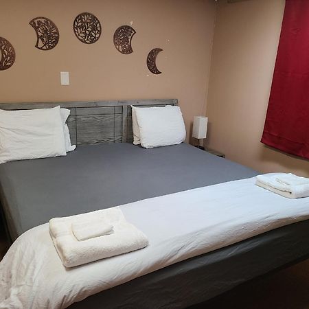 Cozy Home With Comfortable Beds And Fully Equipped Kitchen 15 Mins Drive From Airport, Downtown, Sait And U Of C And 80 Min Drive To Banff Калгари Экстерьер фото