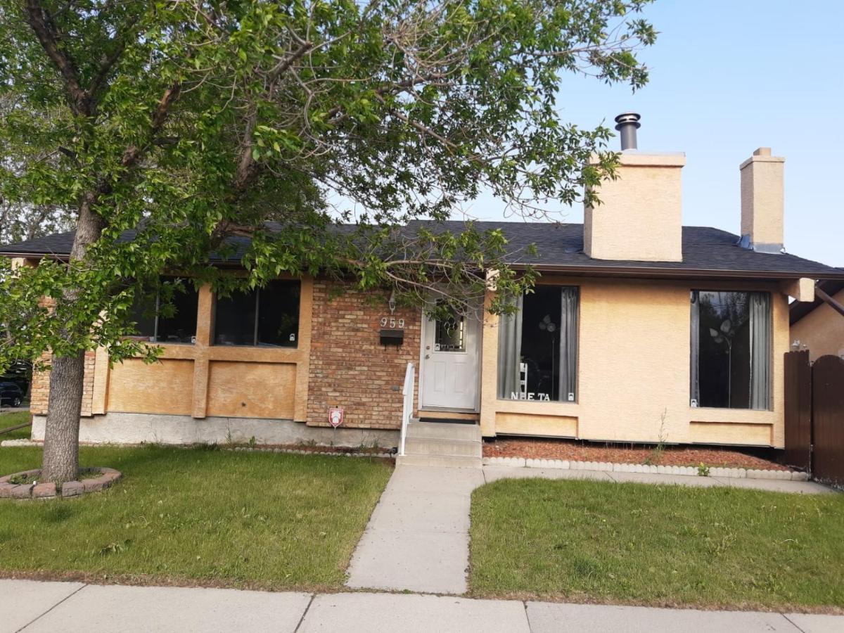 Cozy Home With Comfortable Beds And Fully Equipped Kitchen 15 Mins Drive From Airport, Downtown, Sait And U Of C And 80 Min Drive To Banff Калгари Экстерьер фото