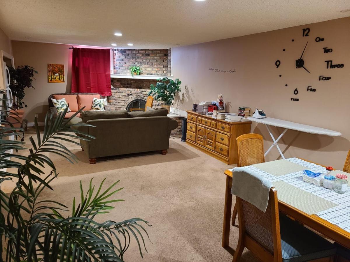 Cozy Home With Comfortable Beds And Fully Equipped Kitchen 15 Mins Drive From Airport, Downtown, Sait And U Of C And 80 Min Drive To Banff Калгари Экстерьер фото