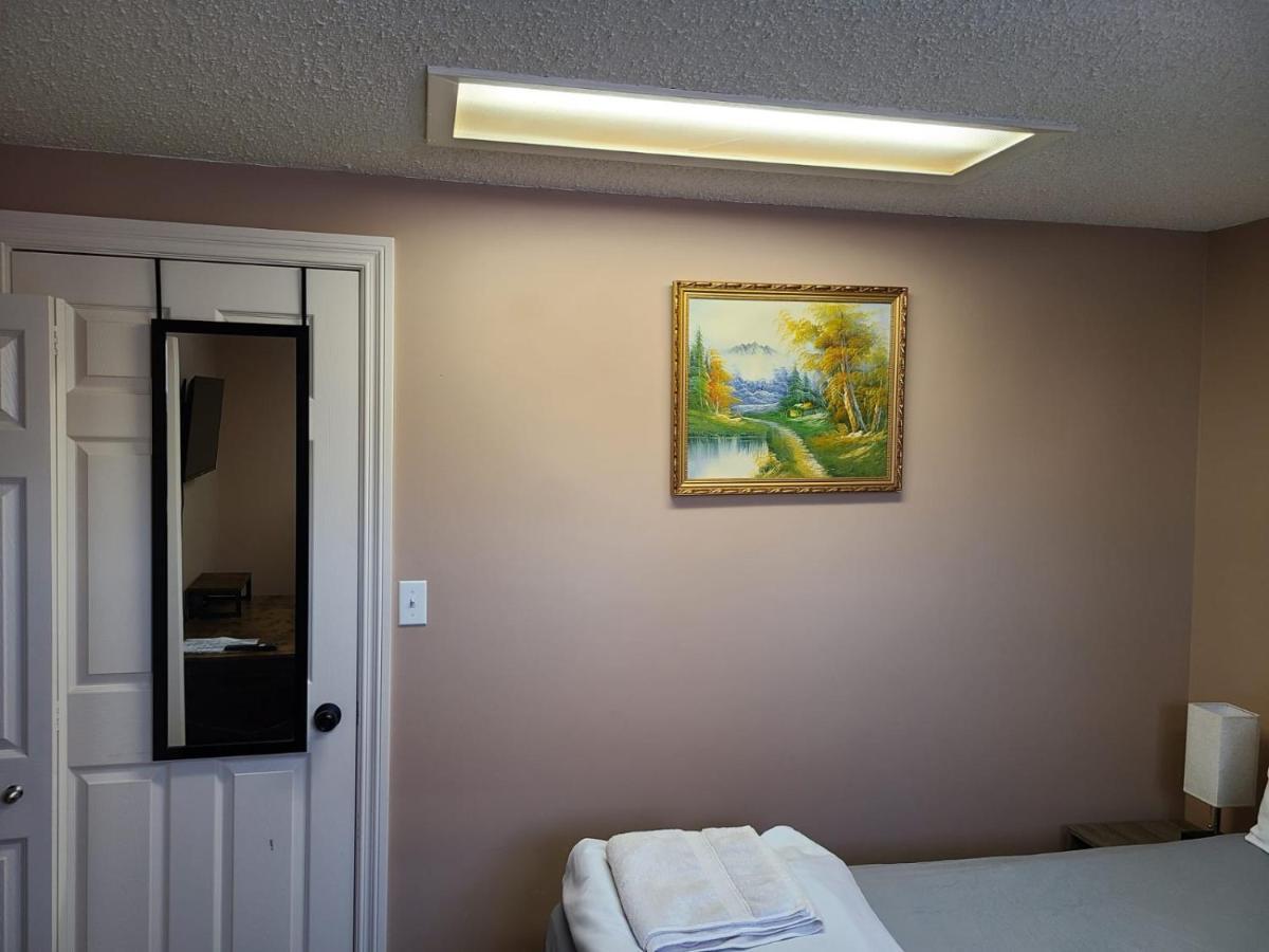 Cozy Home With Comfortable Beds And Fully Equipped Kitchen 15 Mins Drive From Airport, Downtown, Sait And U Of C And 80 Min Drive To Banff Калгари Экстерьер фото