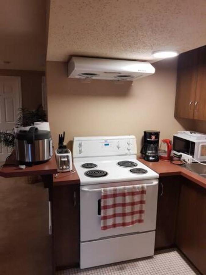 Cozy Home With Comfortable Beds And Fully Equipped Kitchen 15 Mins Drive From Airport, Downtown, Sait And U Of C And 80 Min Drive To Banff Калгари Экстерьер фото