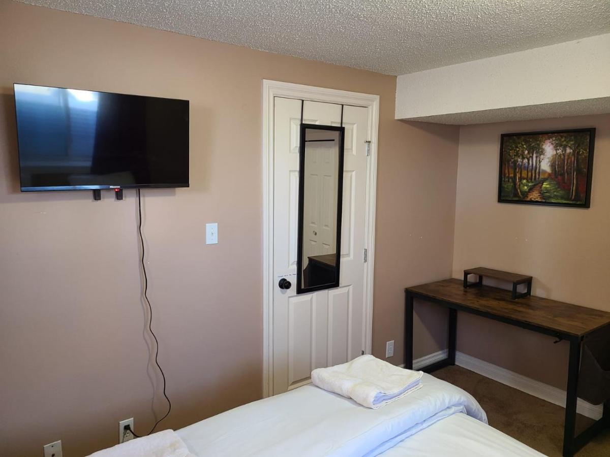 Cozy Home With Comfortable Beds And Fully Equipped Kitchen 15 Mins Drive From Airport, Downtown, Sait And U Of C And 80 Min Drive To Banff Калгари Экстерьер фото