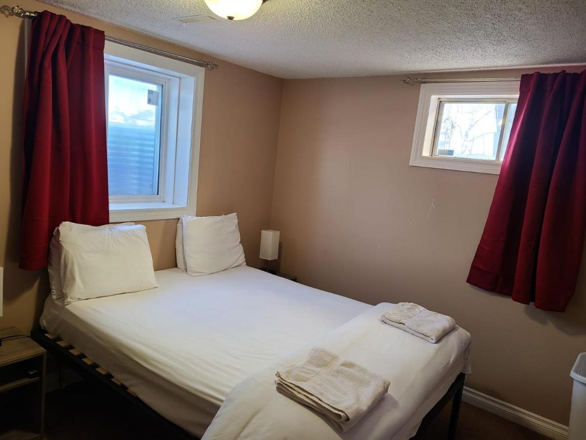 Cozy Home With Comfortable Beds And Fully Equipped Kitchen 15 Mins Drive From Airport, Downtown, Sait And U Of C And 80 Min Drive To Banff Калгари Экстерьер фото