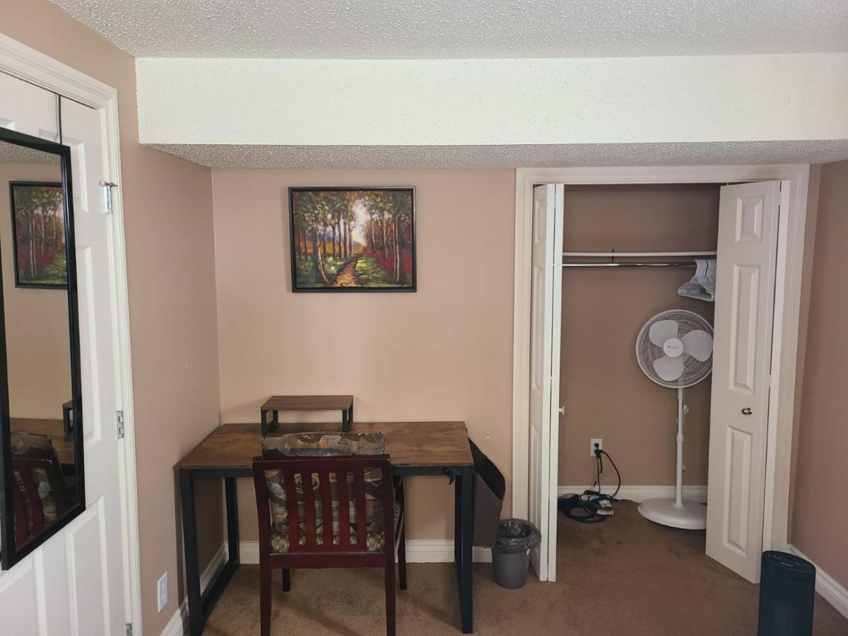 Cozy Home With Comfortable Beds And Fully Equipped Kitchen 15 Mins Drive From Airport, Downtown, Sait And U Of C And 80 Min Drive To Banff Калгари Экстерьер фото