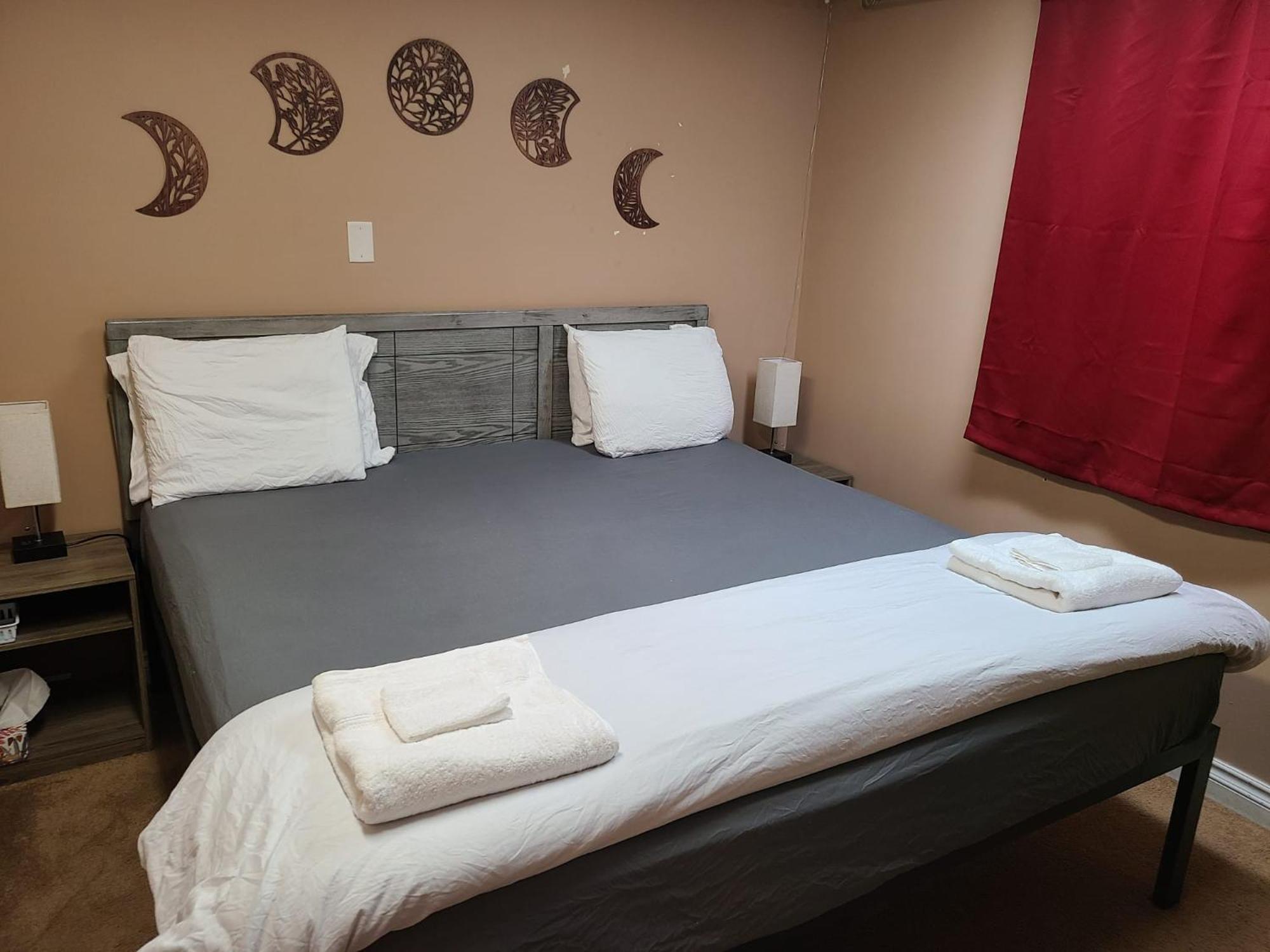 Cozy Home With Comfortable Beds And Fully Equipped Kitchen 15 Mins Drive From Airport, Downtown, Sait And U Of C And 80 Min Drive To Banff Калгари Экстерьер фото